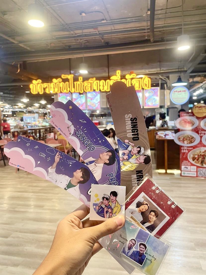 AVERYday1610's tweet photo. Tomorrow when you come to buy food at 3pinong to get the Happiness Ang Pao, you can get this cupsleeve set as well.

1 Ang Pao = 1 Cupsleeve Set 🥰🥰

Happy Chinese New Year ❤️🧧🎊

#KristPerawat #SingtoPrachaya #คริสสิงโต https://t.co/QpIkLG96UG