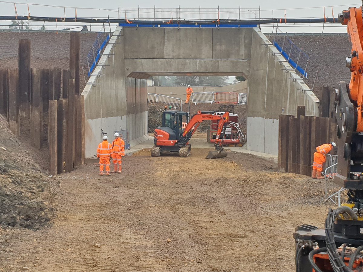 AGDEquipment's tweet photo. We’re busy alongside a railway line in Glos this week installing sheet piles for @AlunGriffiths_
A Hyundai HX330L with it’s full range of attachments is the weapon of choice. #DangleDrill #SideGripVibro #ImpactHammer @AGDEquipment https://t.co/KEztnOD9sh