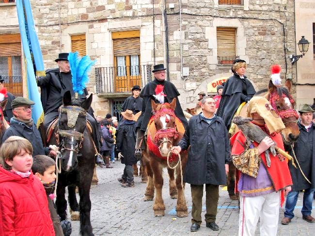 🐴🥁🚜Com mana la tradició, demà el Pollo Matapuces acompanyarà la banderera i els administradors a la capcelera del passant dels Tres Tombs!

Portarà el vestit de la confraria de Sant Antoni Abat que, a més del conill, inclou una cua de cavall lligada a la màscara. #Moià