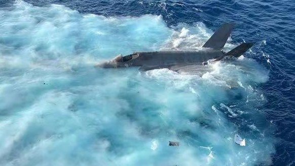 Военный самолет упал в море. Крушение f-35. F-35 упал в Южно-китайское море. F 35 упал. Падающие истребители США.