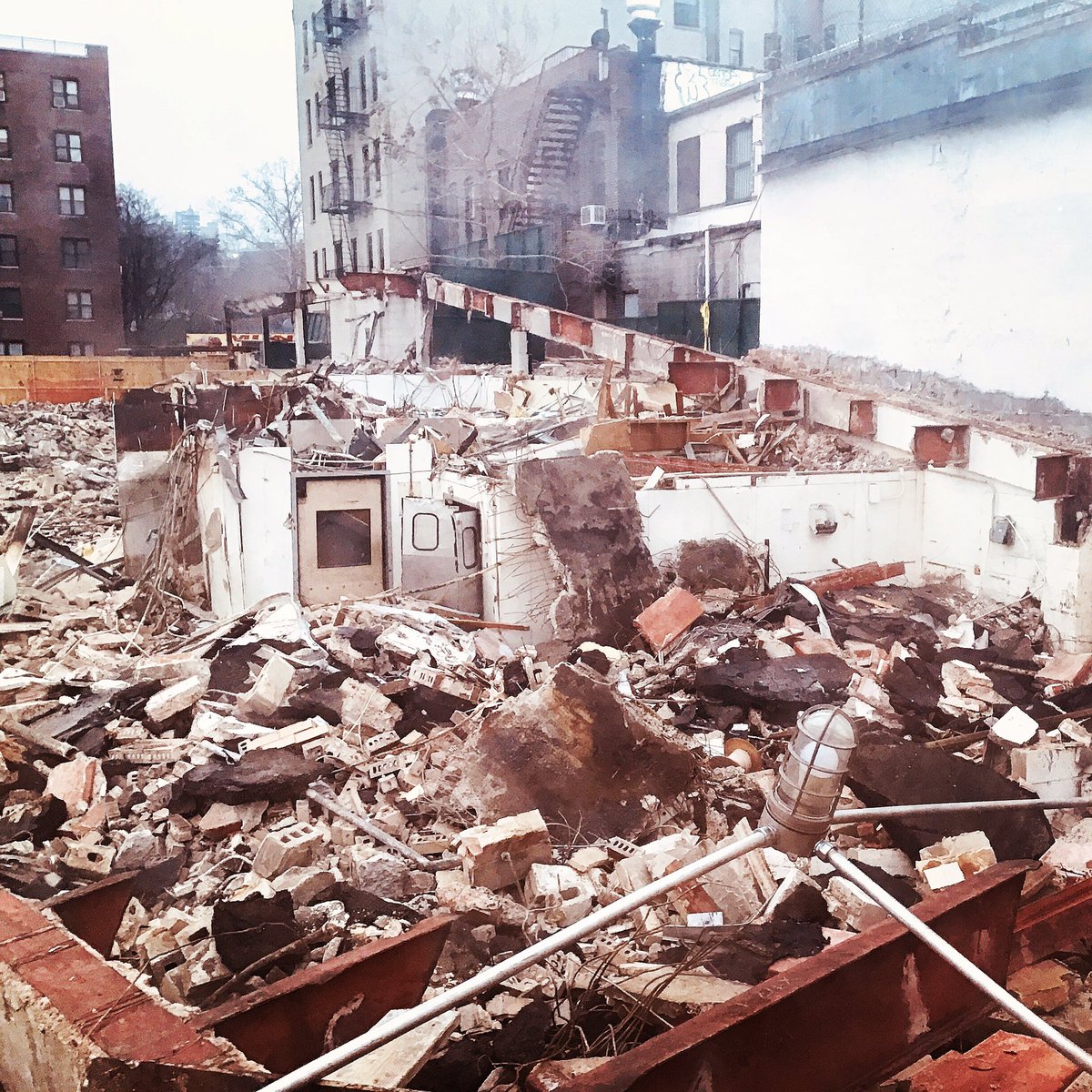 DESCOLONIZADORA's tweet photo. this is what's left of #Pathmark on 207th St
when i moved here in 1994 #Dyckman was such a #ghetto that store was the fanciest within a 20 mile distance
#GENTRIFICATION
#REZONING
#WashingtonHeights
#inwood
#NewYorkShitty
#YdanisRodriguez
#CarmenDeLaRosa https://t.co/FHEFinNSl0