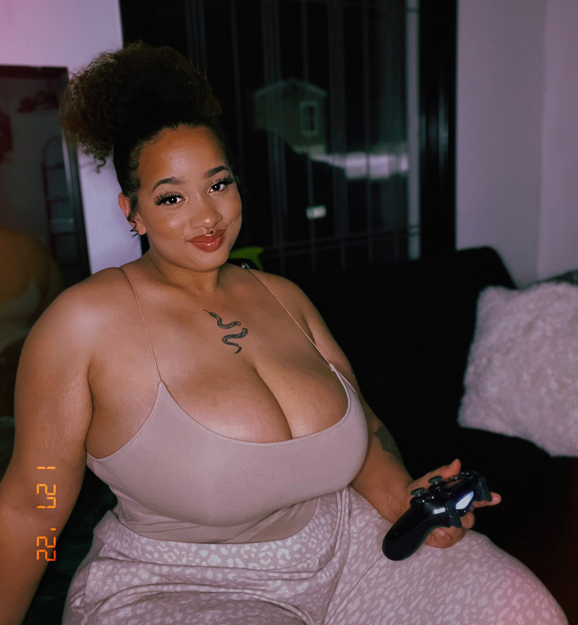 3 pic. PSN🎮: Medcitymamii #psn #ps4 #playstion #girlgamer #curvy #curvyqueen #yellowbone #curlyhair #CallofDuty #PS4share #plussizefashion #plussizelingerie #model #cod #apex https://t.co/gGs4Rq78ro