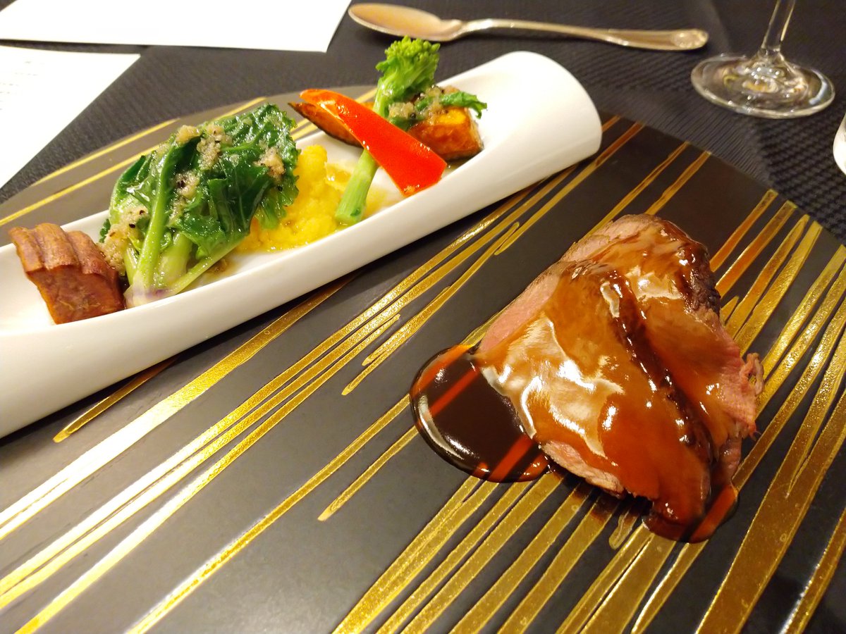 NAO99664's tweet photo. 52度で火入れした牛フィレ肉 黒酢のアクセント
海老と叉焼入り炒飯 と スパイシースープヌードル🍜
#EXIV https://t.co/kAHrOjqfSY