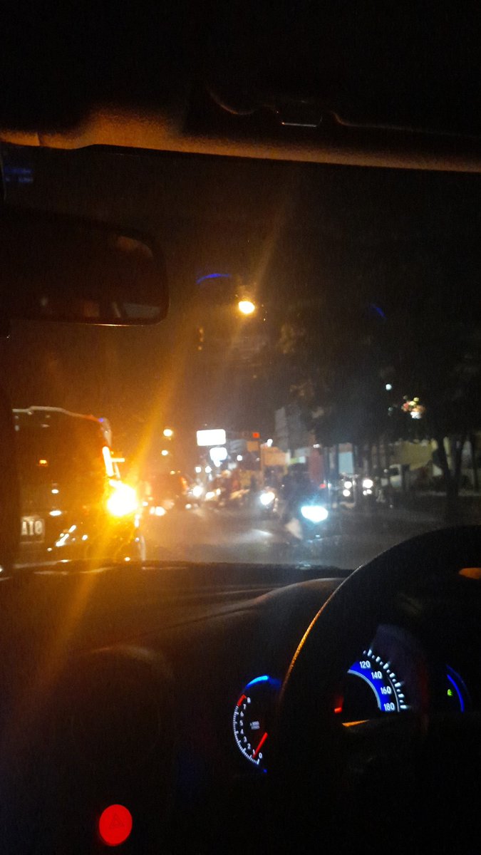 SrieAdhe's tweet photo. @infobandung @tmcrestabandung Mohon keluar masuk cijambe ujungberung dikasih Lampu Merah ajah. Macet bgt nih...udh 1/2 jam ngantri mau masuk Cijambe 🙈 Pak Ogah cuman bikin tambah macet doang ! #bandungmacet #ujungberung #infoujungberung #cijambe https://t.co/FYvCGGg7t8