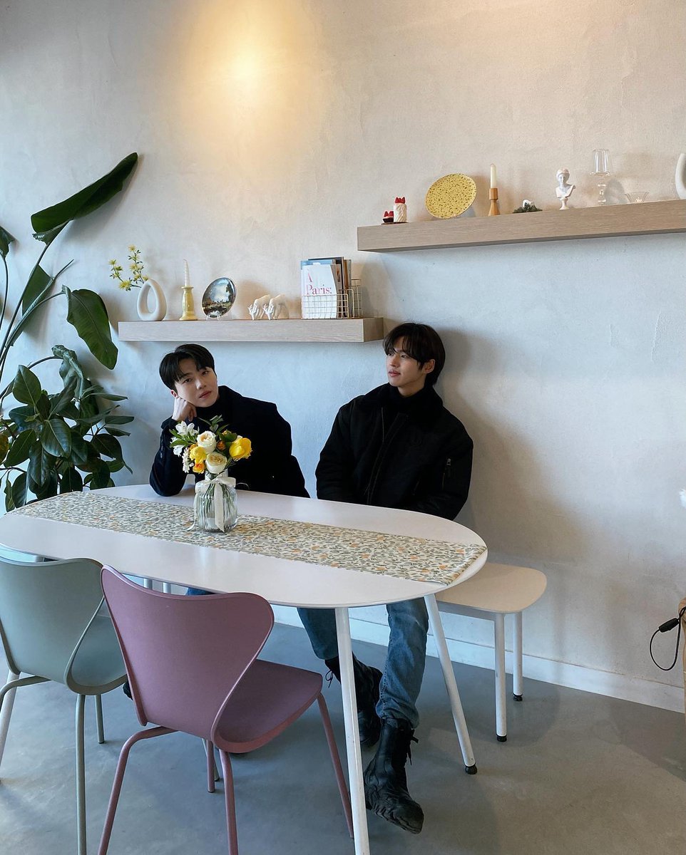 ForHongseok's tweet photo. 220129 | #HONGSEOK (_hongseokie) Instagram
[#홍석] Singing with my bestie 🙂
Jinhongseok combination never let you down.
Oh abt the last pic..
right angle, wrong wind 🤦

https://t.co/Bii3S4e3ag

#펜타곤 #PENTAGON @CUBE_PTG https://t.co/f3O8XcGyNb