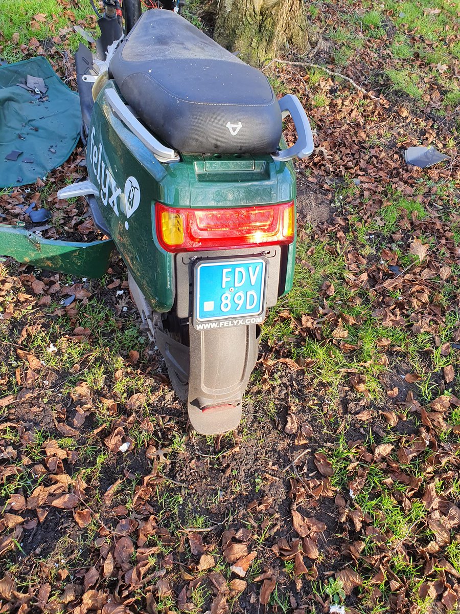 Beste <a href="/ridefelyx/">felyx</a> , de FDV89D heeft het zwaar moeten verduren, achtergelaten in een park. Halen jullie hem weg? Wijkpark De Horst. #felyx <a href="/parkfelyx/">parkfelyx</a>