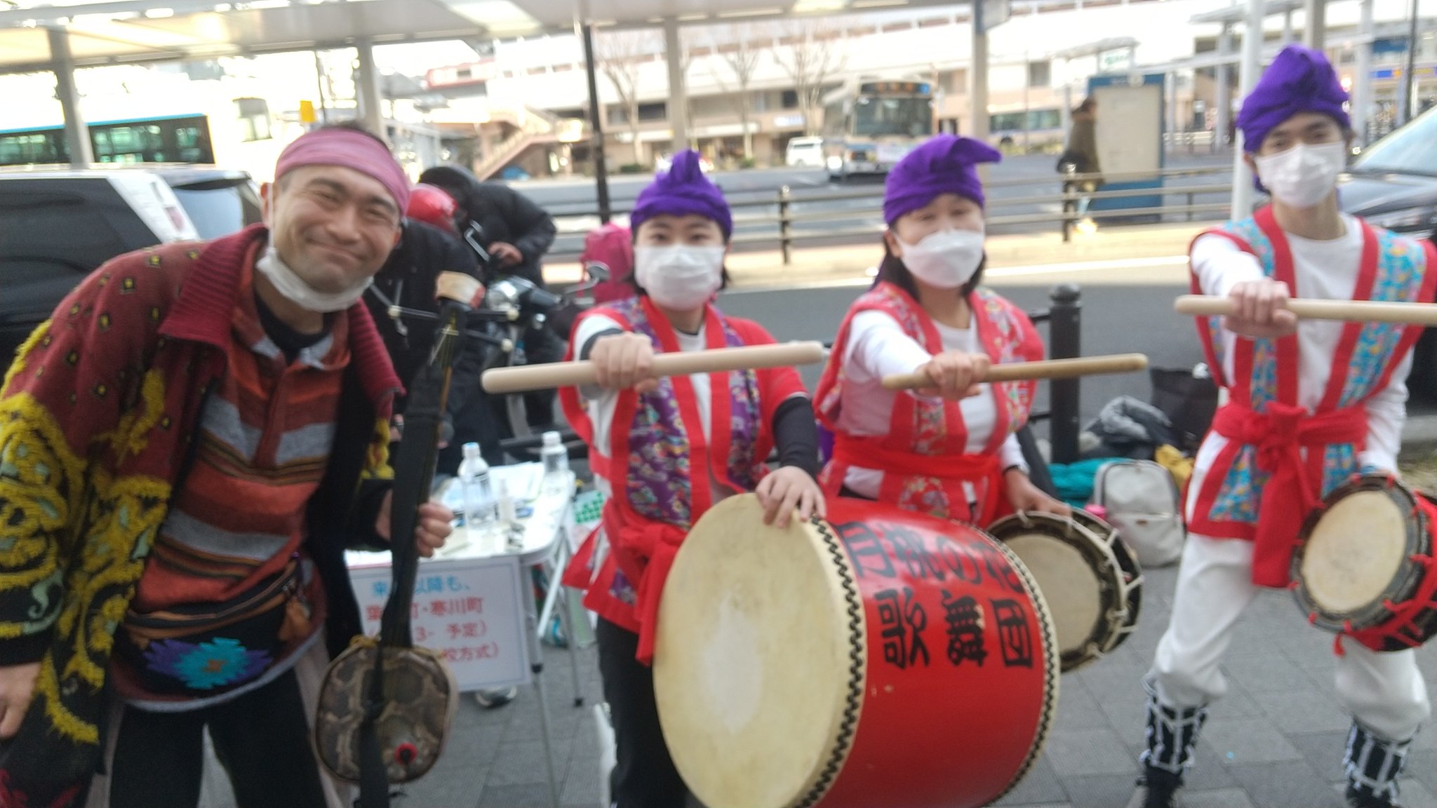 根本ノブヒロ 先週 今週と二週続けて鶴見駅前で路上ライブでした 月桃の花 歌舞団 のエイサー隊の皆さんが僕の三線 沖縄の三味線 の弾き語りに合わせて踊り 他にソロ演奏もやらせてもらいました 今日はお客さんのリクエストに応えて盛り上がったり