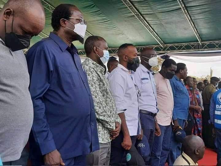 retired_comrade's tweet photo. The 1st & the last time Ruto tried the likes of Alice Wahome, Gachagua to campaign for him in other places it failed terribly. Today Baba just unleashed his 1 card & the country is shaken. Joho's team in Transnzoia doing better than the newly married bearded wives
#RedMeetsBlue https://t.co/pxsLiSFaBc