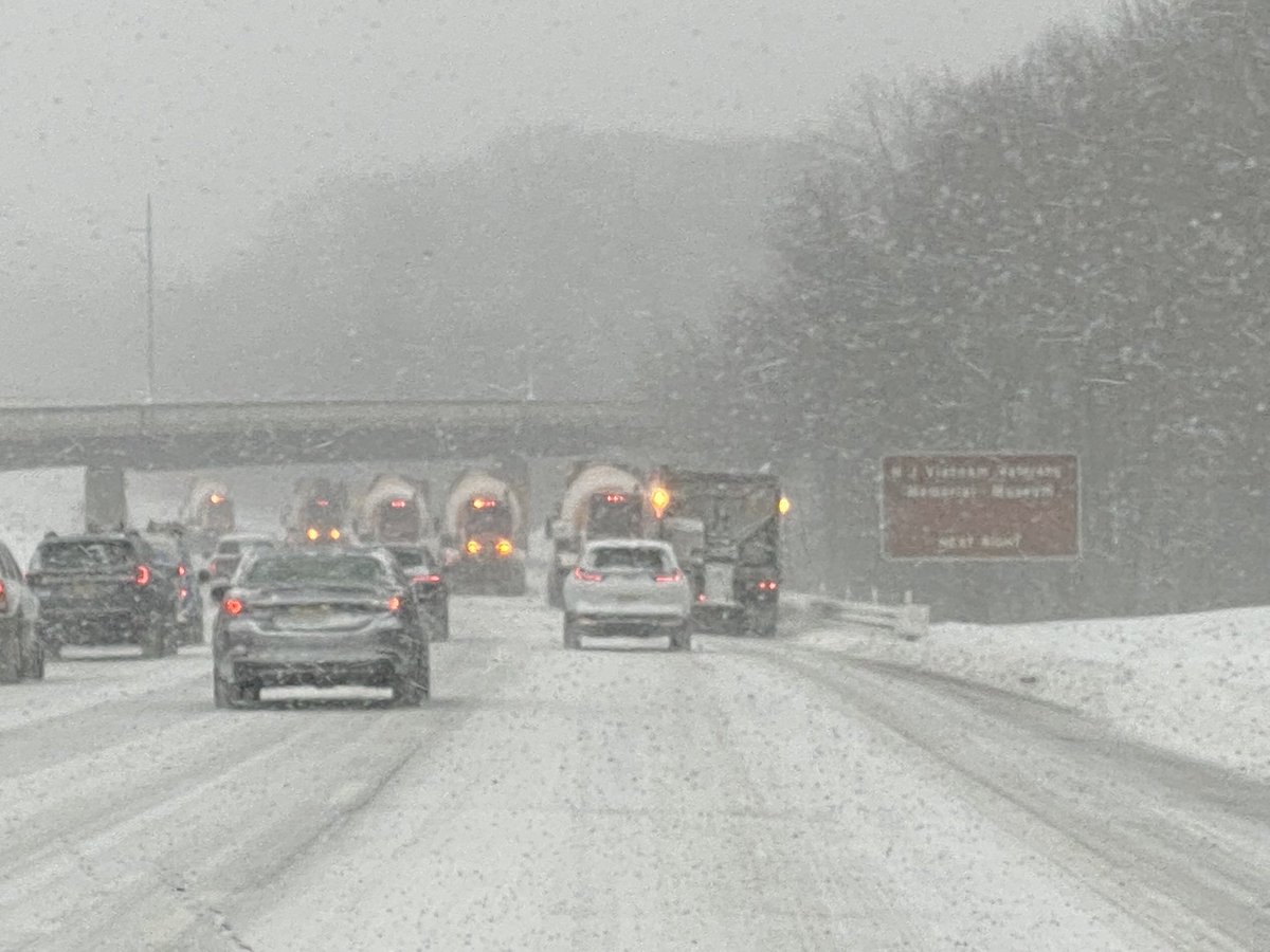 LaurenDue12's tweet image. 6 snow plows clearing GSP south!  No passing, we’ll let them do their job.