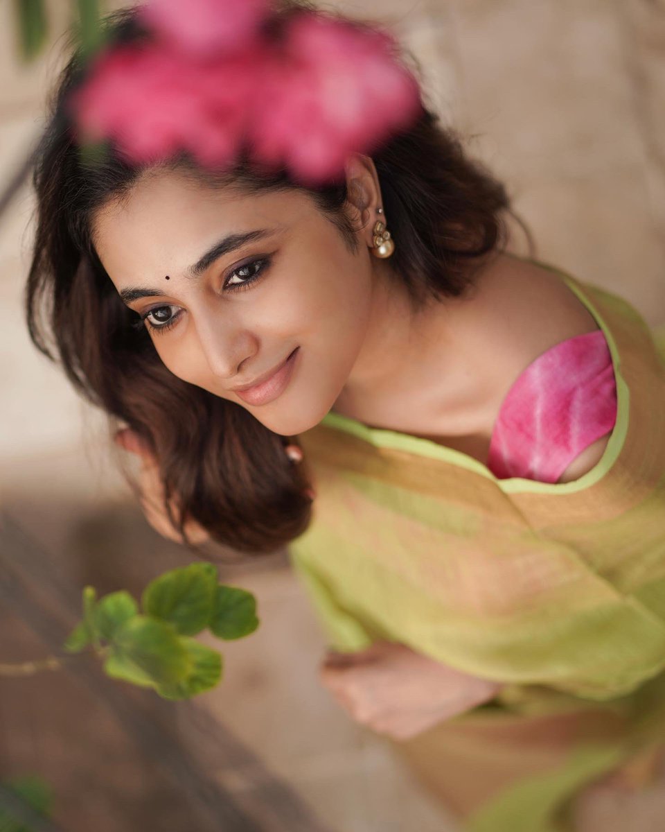 priyankaamohan's tweet photo. Of petals, pastels and pink 🌸🌿 https://t.co/iIiJN4zuA1