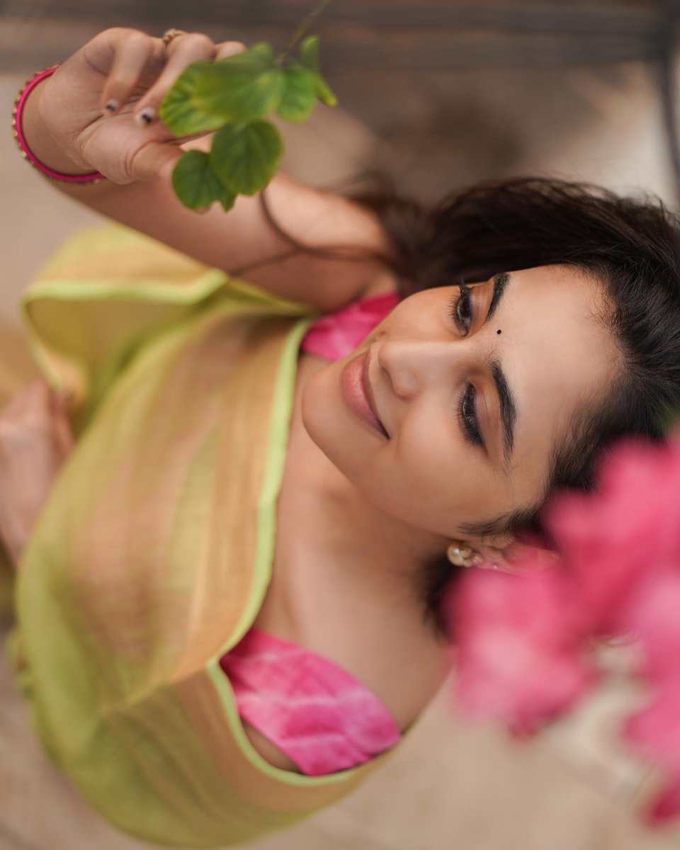 priyankaamohan's tweet photo. Of petals, pastels and pink 🌸🌿 https://t.co/iIiJN4zuA1