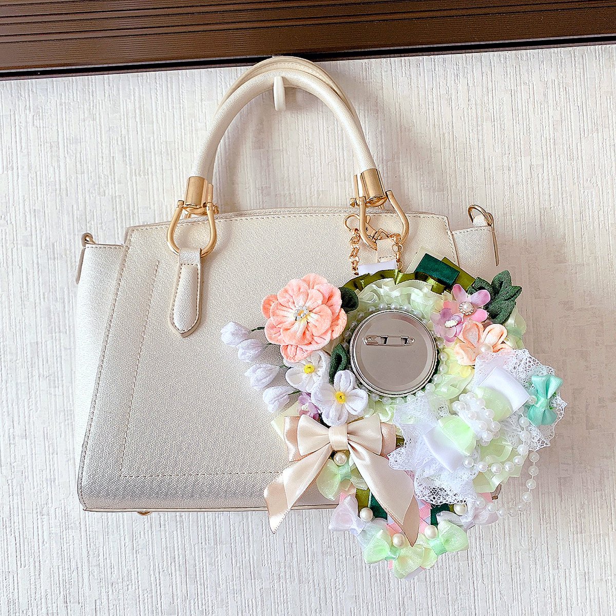 痛ロゼット 🤍💚 缶バッジに合わせた優しい色合い໒꒱·̩͙ つまみ細工の