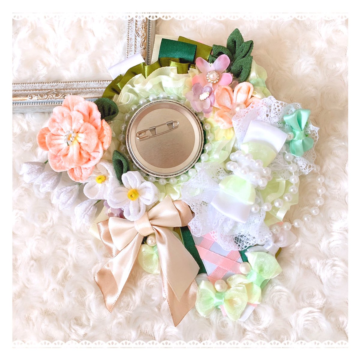 痛ロゼット 🤍💚 缶バッジに合わせた優しい色合い໒꒱·̩͙ つまみ細工の