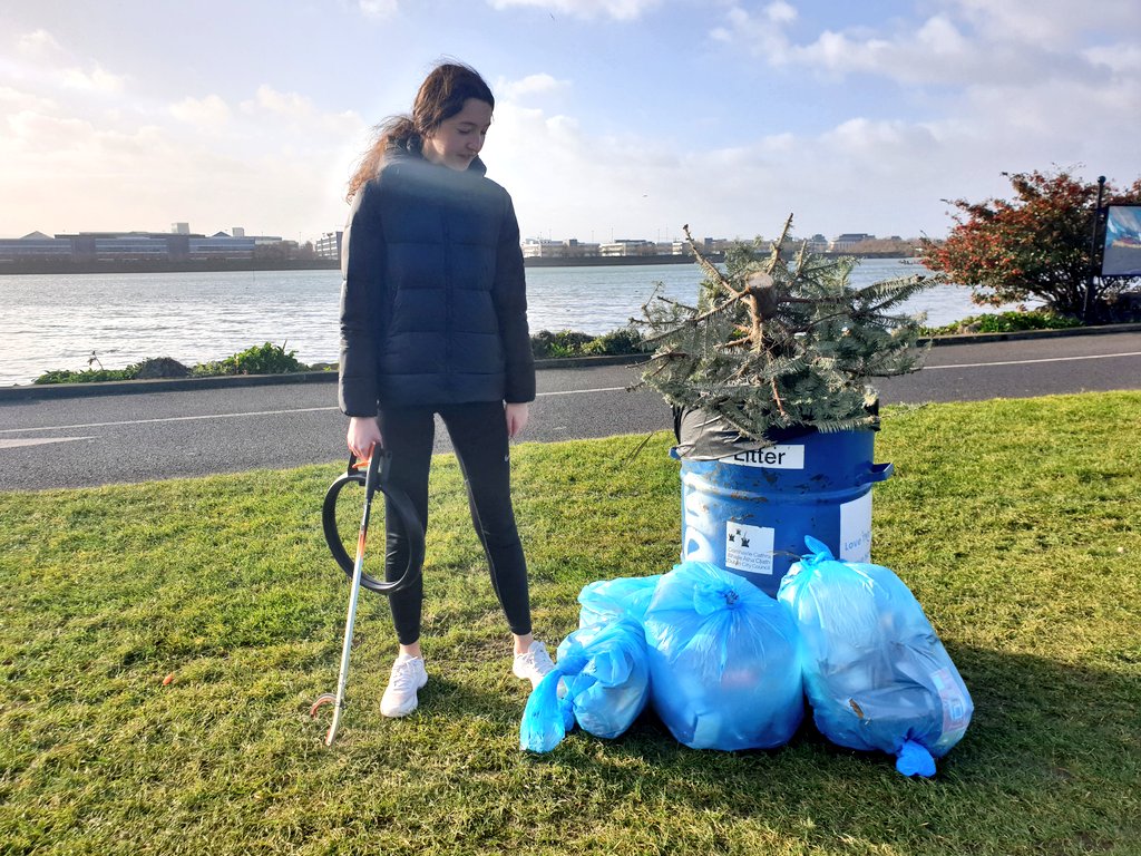 Our <a href="/ClontarfTidy/">ClontarfTidyTowns</a> group out on bright breezy morning. Promenade looking good...!! #SaturdayMorning #LeaveNoTrace #sickofplastic #KeepClontarfClean <a href="/loveclontarf_ie/">LoveClontarf.ie</a>