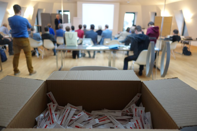 Übrigens ... Heute vor sechs Jahren wurde in Freiburg bei einem Treffen von Homöopathiekritikern aus D, Ö und CH das INH gegründet!
Wir finden, wir haben uns gut gehalten ...
Dubium C30 für alle! Ist noch was übrig von damals.