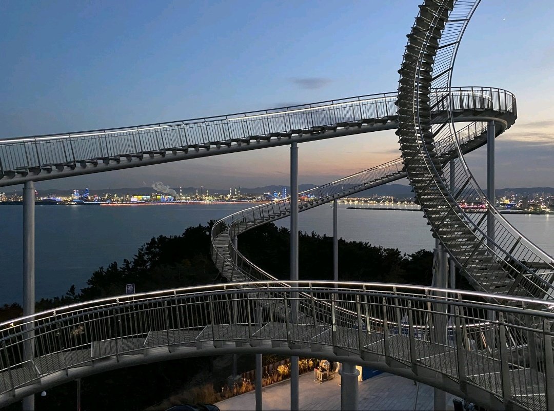 floresimosquera's tweet photo. #escalera al cielo ...
obra de los #escultores
#MutterGenth, con una altura máxima de 70 metros en su punto más alto https://t.co/fd08eXsmoK