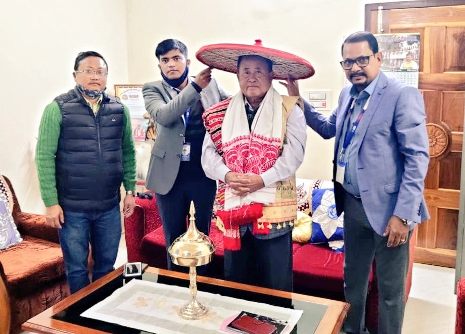 CGMSBIGuw's tweet photo. Our Diphu branch felicitated Shri Dhaneswar Engti, recipient of Padma Shree Award 2022 from Assam in the field of Literature and Education. Shri Engti is a well-known lyricist and a writer who is widely recognised for his contribution to the field of Karbi music and literature. https://t.co/syoQiy0wxt