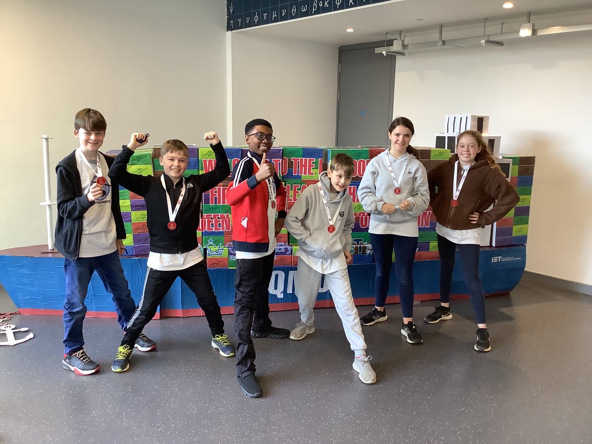 DunottarCompSci's tweet image. #teamwork at the building challenge. ⁦@FLLUK⁩