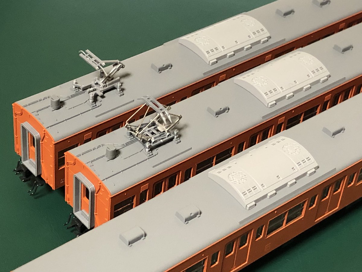 tkk103series's tweet photo. KATO製115系用AU75形鋼製クーラーをKATO製201系に採用。
当編成はクハ201-13率いる中央快速線T1編成（菱形とシングルアーム形の２種類のパンタが混在）に仕立てます。これで完成の目処が立ちました！
車番は世田谷車輌センターさん　#sscmodel のインレタを使用予定。 https://t.co/oLbvgN9ZFy