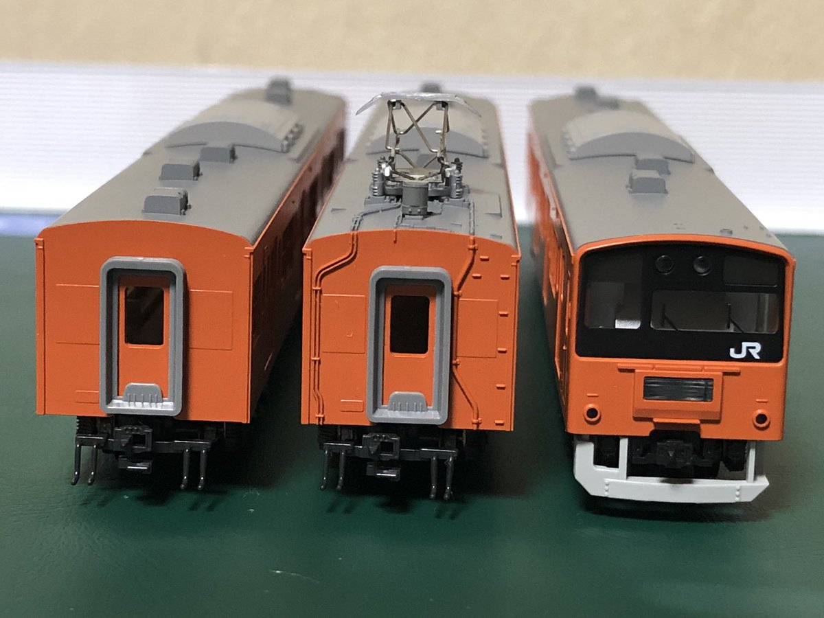 tkk103series's tweet photo. KATO製115系用AU75形鋼製クーラーをKATO製201系に採用。
当編成はクハ201-13率いる中央快速線T1編成（菱形とシングルアーム形の２種類のパンタが混在）に仕立てます。これで完成の目処が立ちました！
車番は世田谷車輌センターさん　#sscmodel のインレタを使用予定。 https://t.co/oLbvgN9ZFy