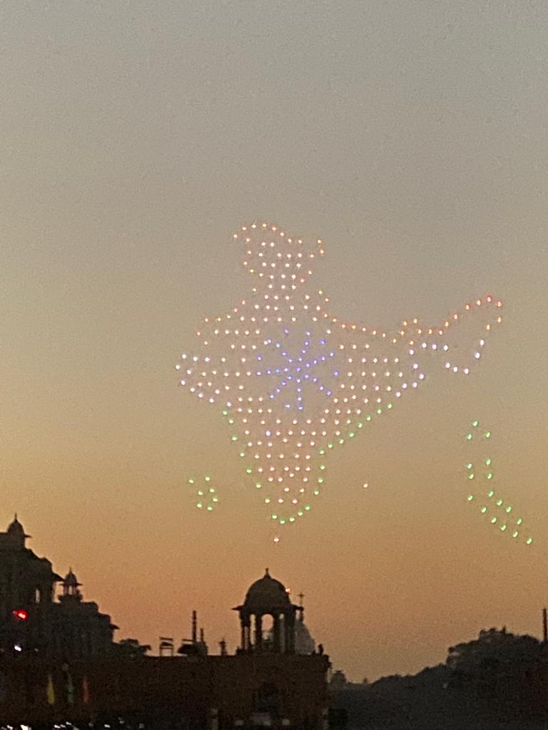 airnewsalerts's tweet photo. Thousand drones dazzling the sky above Vijay Chowk as a part of #BeatingTheRetreat Ceremony.

📸: Souvagya https://t.co/eoyGmk4zWK