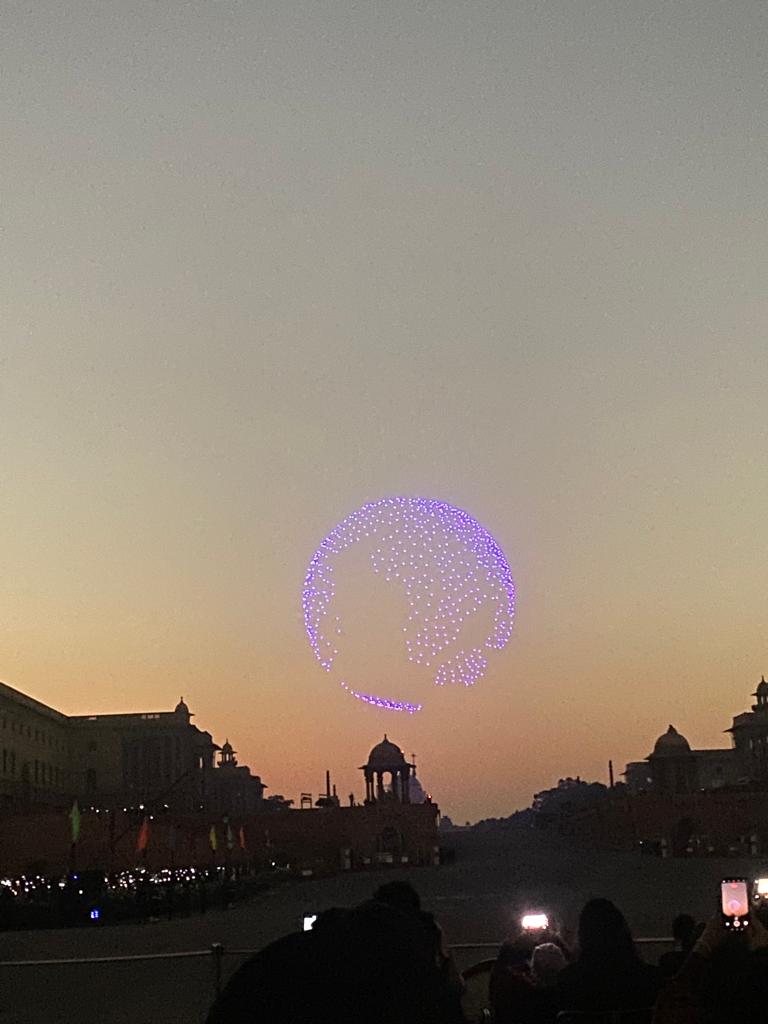 airnewsalerts's tweet photo. Thousand drones dazzling the sky above Vijay Chowk as a part of #BeatingTheRetreat Ceremony.

📸: Souvagya https://t.co/eoyGmk4zWK