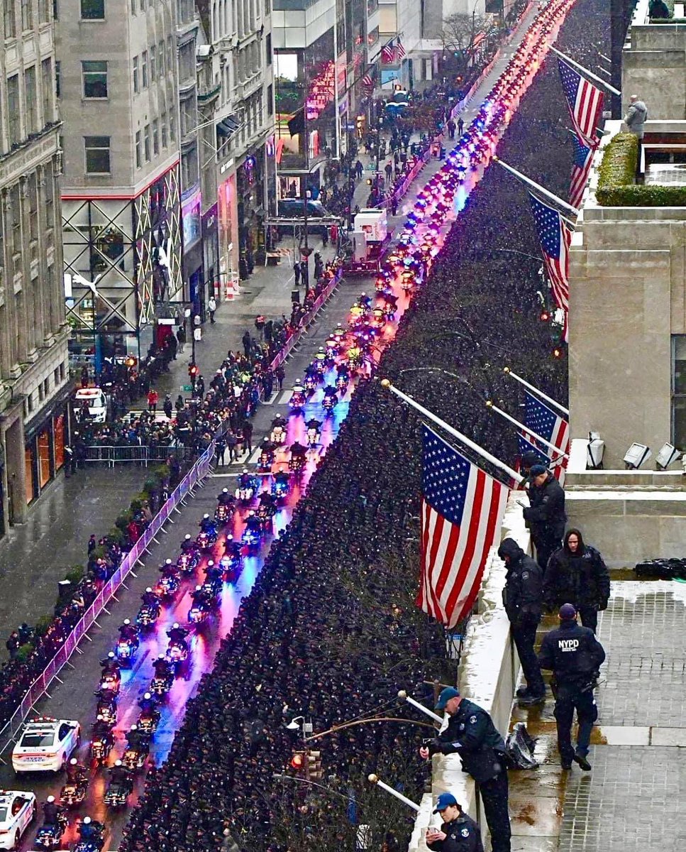 Honeybadger4USA's tweet photo. Stay united and never give up the fight for good over evil 🇺🇸 https://t.co/t1ME7zt4GS