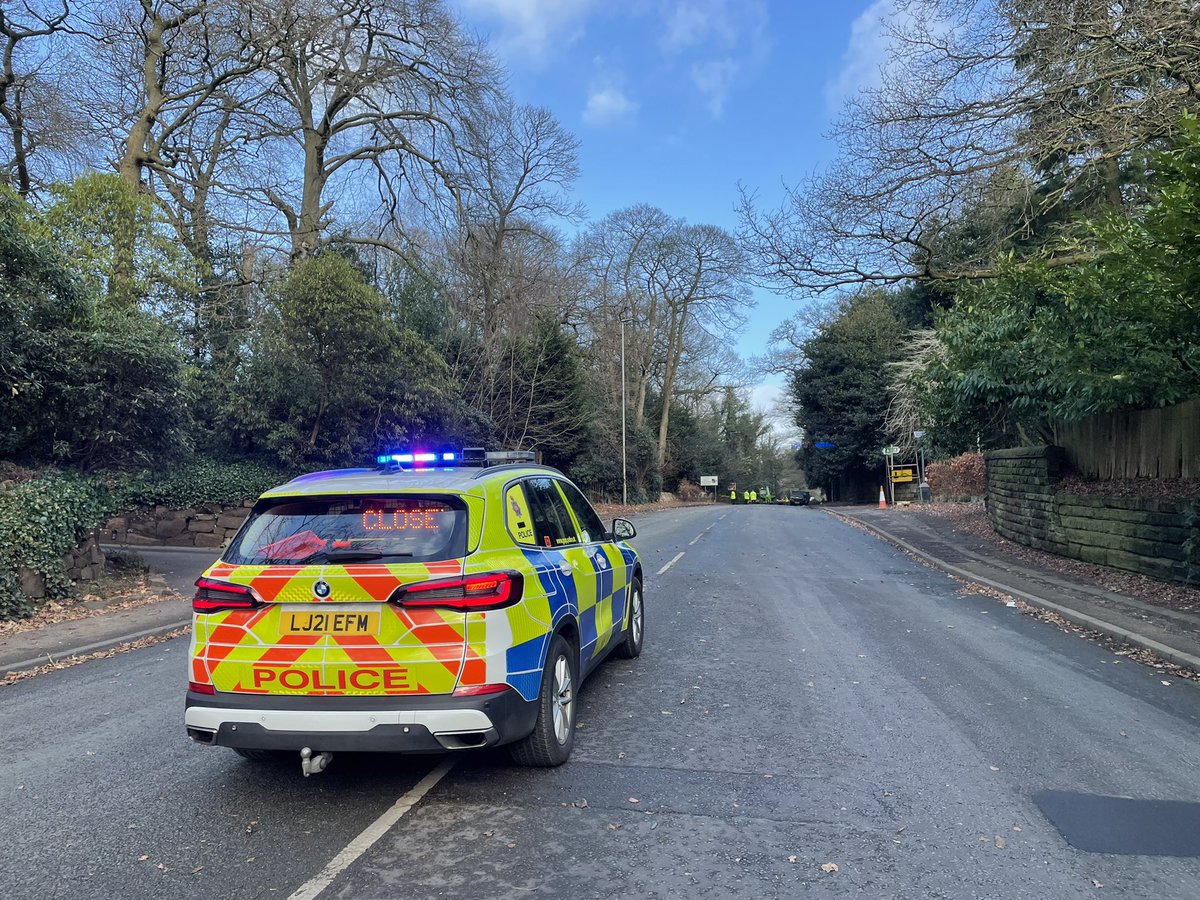 Shengke4Bowdon's tweet photo. #BREAKING both ways of #DunhamRoad in Bowdon are closed due to trees down @OneTrafford Significant traffic has been generated in all side roads. @altrinchamtoday @RadioAlty https://t.co/Uw2SRGLwmI