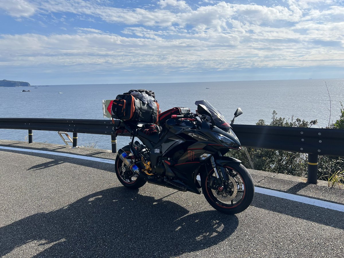 ikechan_ninja's tweet photo. 今年はロンツー🏍💨キャンツー🏍💨⛺️いきたいなぁ〜🤩👍
名前：いけちゃん
性別：🚹
年齢：おっさん
住み：和歌山
身長：179
車種：ninja400➡️ninja1000
たまに娘の🏍GSX250r💨
好き🏍💨⛺️🏍💨🍺
よろしくお願いします🙇 https://t.co/GJAyJzGYFs