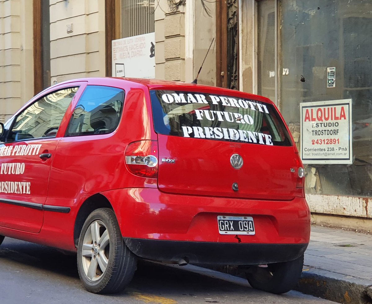 nicolascblanco's tweet photo. #Largaron: la carrera presidencial al 2023 llegó a #Parana
@omarperotti futuro presidente dice la leyenda en el auto rojo estacionado este viernes en calle Buenos Aires de la capital entrerriana. https://t.co/JKgyPXzWwl
