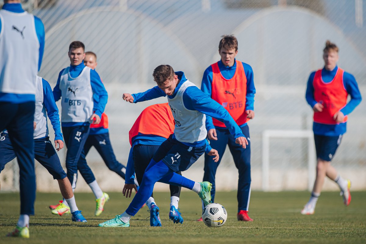 📸 Сегодня на тренировочные поля вернулась интенсивность. С утра команда выполняла целый комплекс упражнений на физику и координацию, играла в большие квадраты, работала над позиционным нападением и выходом из обороны. Ждём вечера... 
⠀
#Динамо2 #ВТБтренировочныйСбор