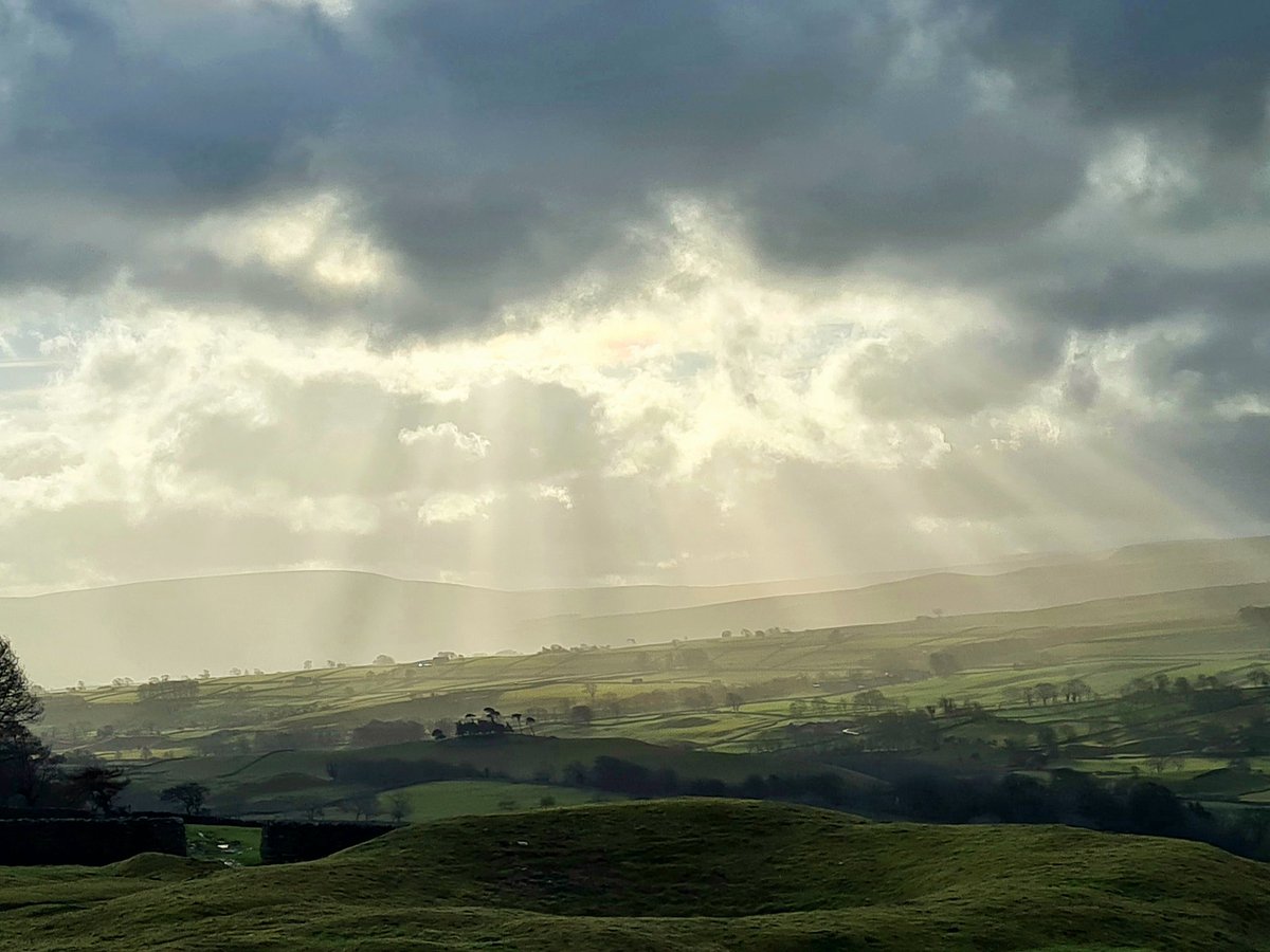 TwoChurchView's tweet image. This morning's weather warning was for 50 mile an hour winds and sunny spells. I'm not frightened of sunny spells #yorkshiredales #wensleydale #askrigg #walking