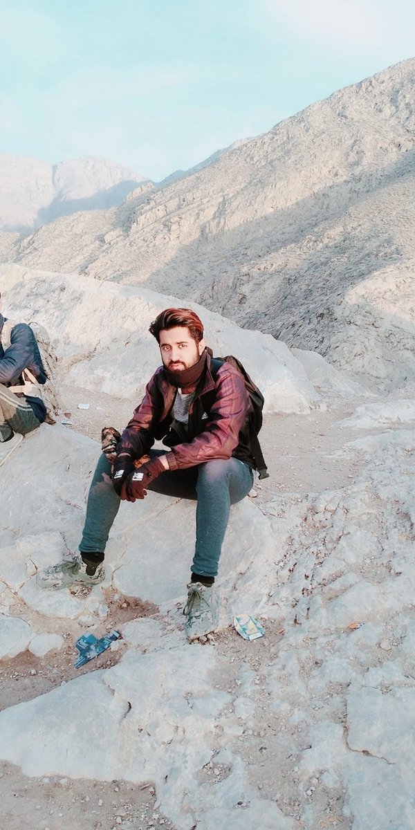 ⁦مقدر کی زنجیروں سے بندھے ہم بے بس لوگ
⁦🙂عمر گزار دیتے ہیں معجزے کے انتظار میں
#مرشد