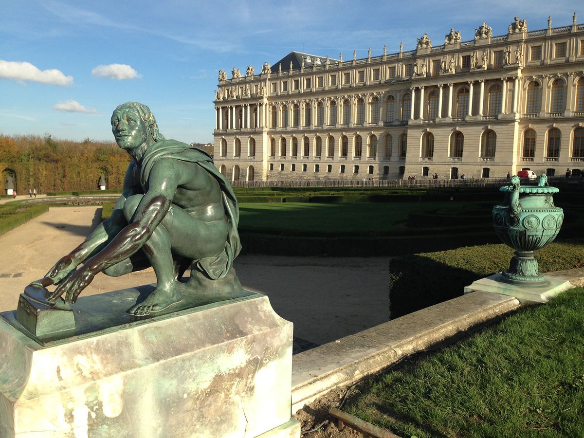 RunOurWorld's tweet photo. #Versailles, maybe the world's most stunning palace and gardens, also makes a perfect #running route. Just outside #Paris, explore the palace and endless gardens, woods and ponds. Here's the route!: https://t.co/dRbO8Uj4Eq #travel #fitness https://t.co/uqOReeAnNa