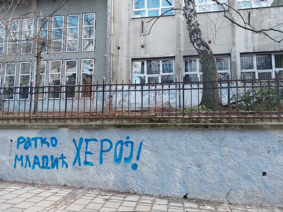 RihaAntonela's tweet photo. Osnovna škola Vladislav Ribnikar u ulici Svetozara Markovića, Vračar, više grafita koji slave ratnog zločinca. @prijavi_problem molim vas reagujte https://t.co/ZshsYzClgn