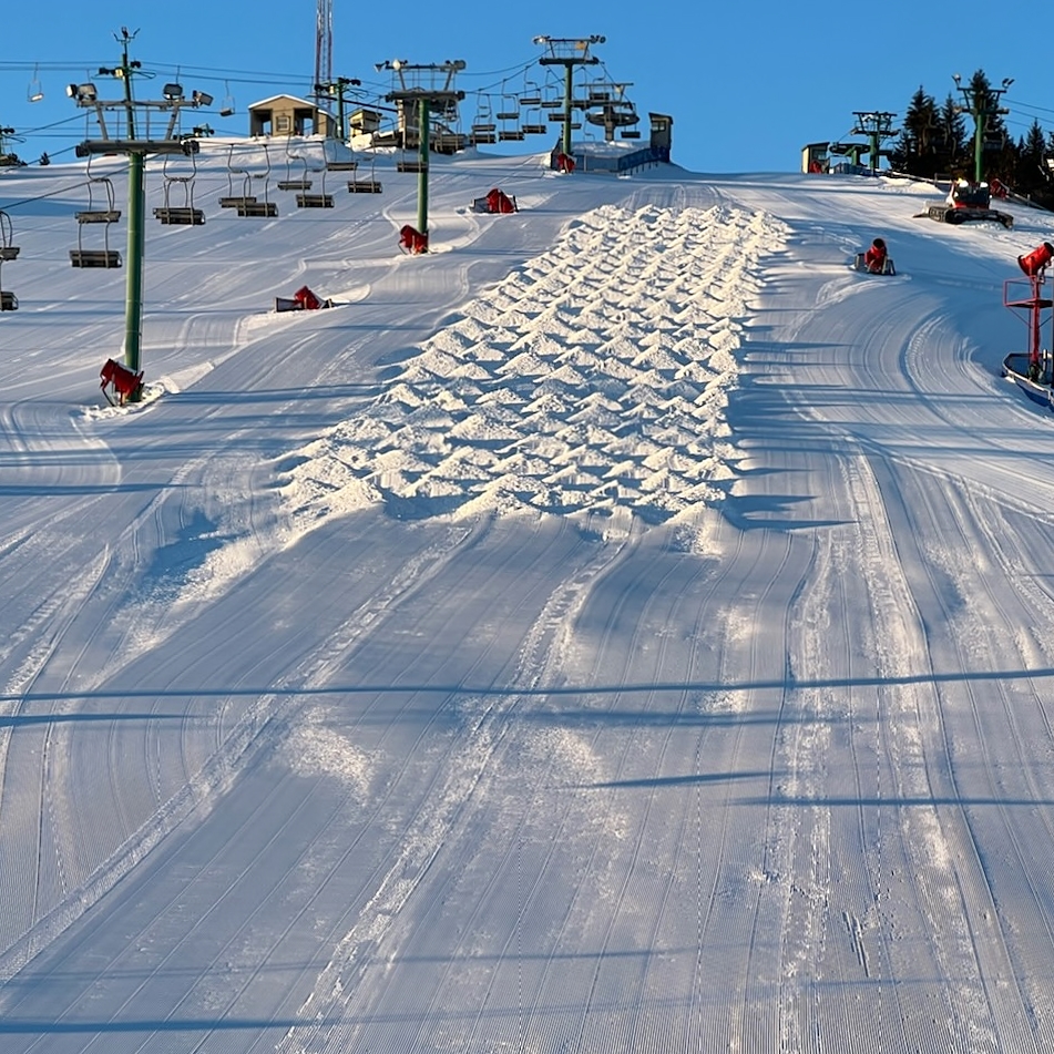 SkiPineKnob's tweet image. MOGUL RUN NOW OPEN
☑ Open 9AM-10PM
☑ Batman of the Slopes 9AM-2PM
☑ Tell a Friend Tour 10AM-3PM
☑ NASTAR 1-3PM
☑ Music 3-7PM
#TellAFriendTour #SkiPineKnob #PKDoesIt #AndyParry #NewSchoolers #GoSkiMichigan #SkiMichigan #TAFT #BatmanOfTheSlopes #BatmansSkis #DownHillDarkKnight