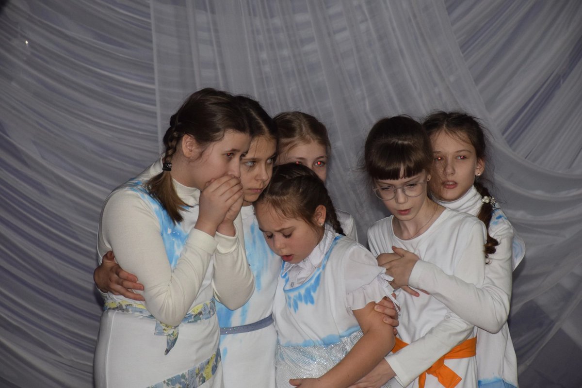 Отзвучали аплодисменты в Культурно-досуговом центре для детей и подростков.👏🏻👏🏻👏🏻 Еще одна премьера творческого сезона сыграна!🎭
Спектакль "Не буду просить прощения!" завоевал сердца всех зрителей (больших и маленьких), которым посчастливилось быть сегодня с нами.