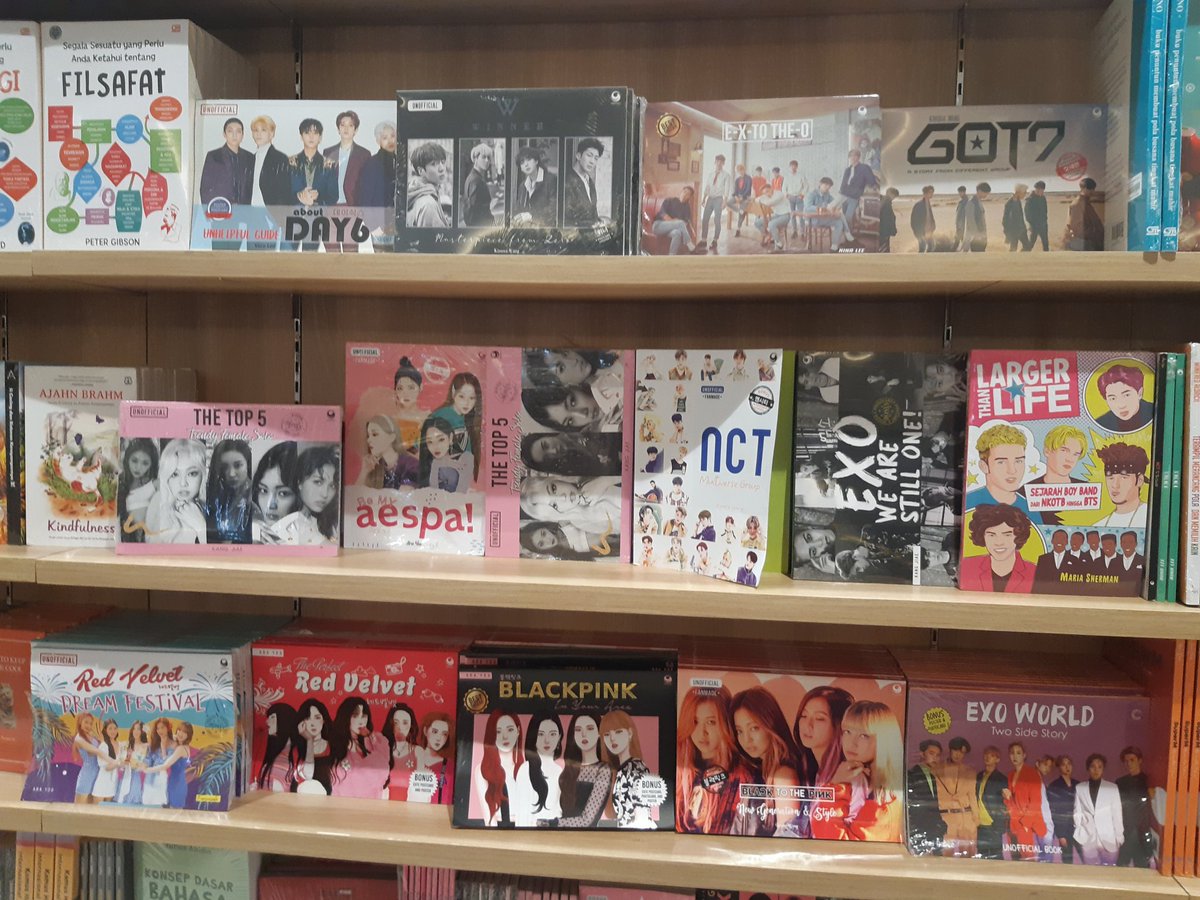 exolnim97's tweet photo. Found out exo in bookstore. They still relevant https://t.co/2aK4ZRaRHk