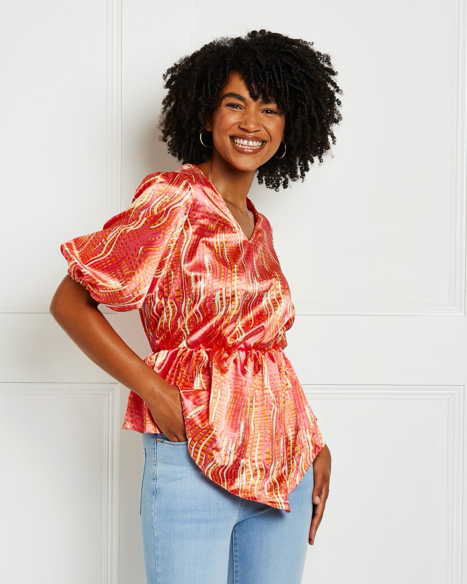 Voluminous sleeves, an elasticated waist and a pretty handkerchief hem - we are swooning over this month's 3-in-1 Threadcount pattern! Which view will you choose?
Pick up your pattern in shops today or order it online at bit.ly/3I3poOG