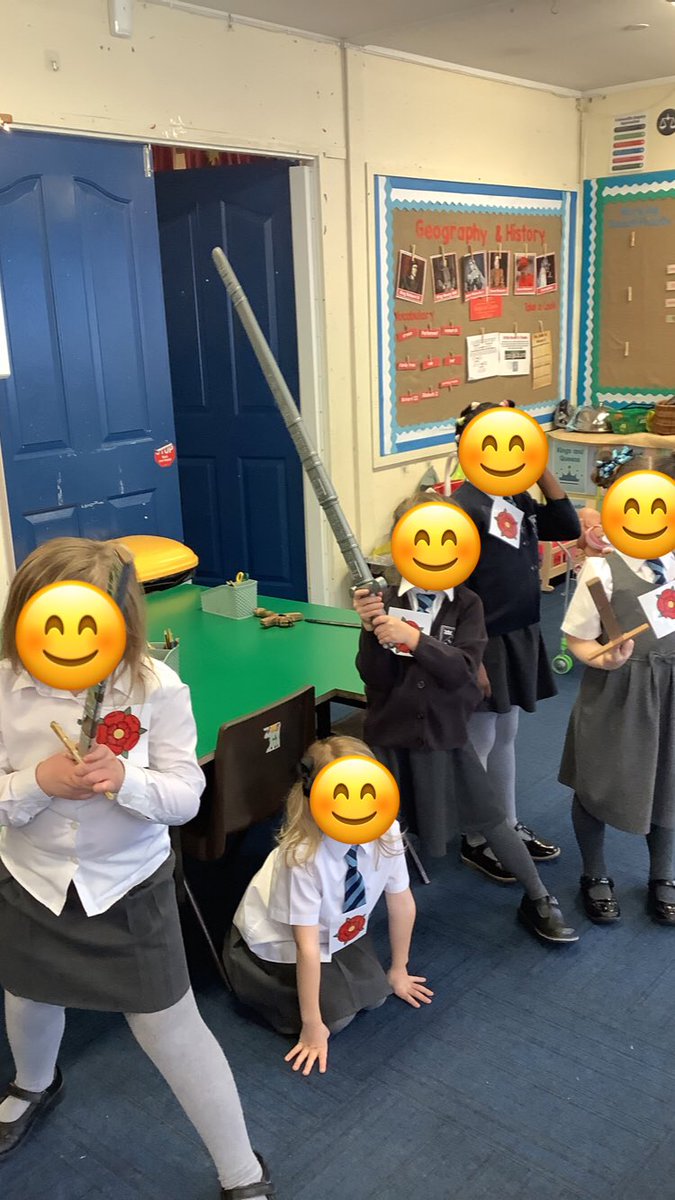 MissJonesEHU's tweet photo. Role playing the Battle of Bosworth! Behind the emojis they’re showing their fierce soldier faces🤣. https://t.co/MPykT6QmOu