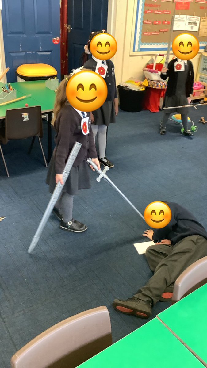 MissJonesEHU's tweet photo. Role playing the Battle of Bosworth! Behind the emojis they’re showing their fierce soldier faces🤣. https://t.co/MPykT6QmOu