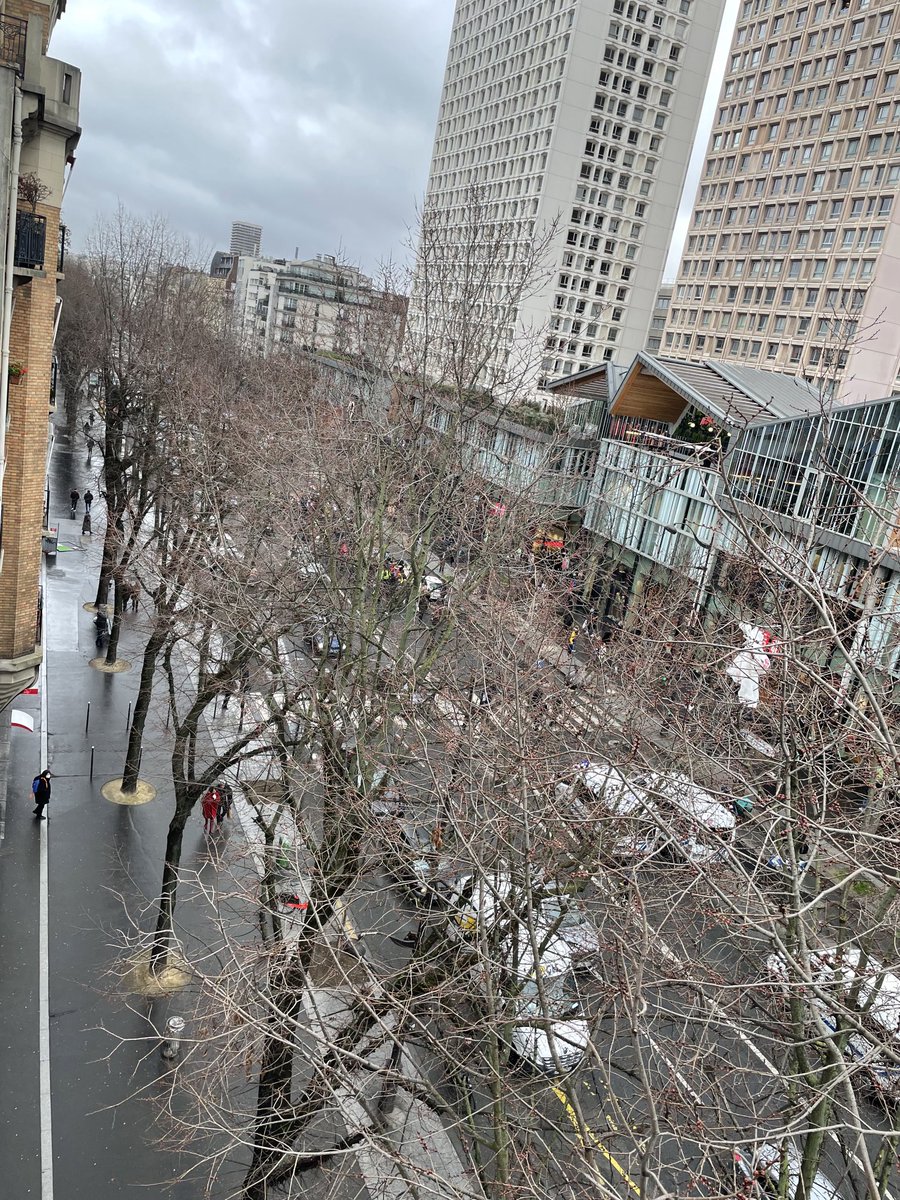 Manif anti vax avenue d’Italie. 100 personnes au plus. Il y avait une voiture de police pour 3 manifestants. Donc sans doute plus de CRS que de manifestants. 😂