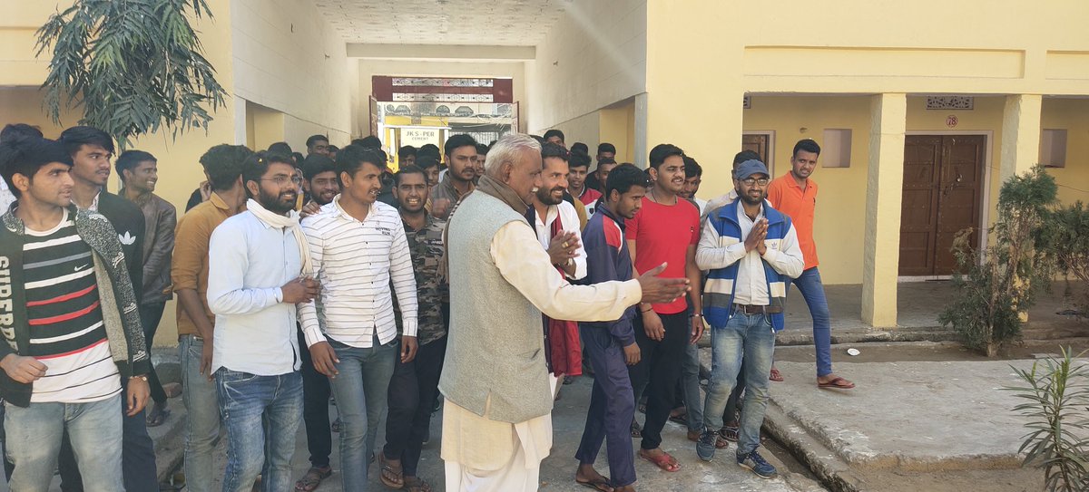 आज टोंक प्रवास के दौरान निवाई व टोंक में युवा साथियों द्वारा स्वागत किया गया।
गुर्जर छात्रावास टोंक में छात्रों से मुलाकात करने का अवसर मिला जहां सभी छात्रों से मिलकर बहुत अच्छा लगा।
अकल्पनीय मान सम्मान देने के लिए सभी साथियों का दिल से आभार 🙏🏻