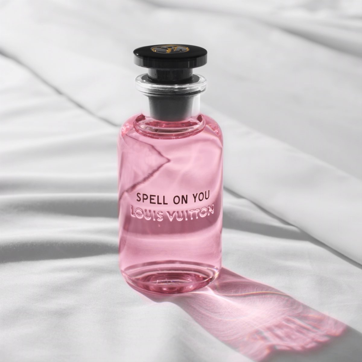 X 上的Louis Vuitton：「Commanding appeal. Like a love potion for the senses,  Spell On You blends sensuality with lightness, intimacy with  sophistication. Explore the latest Louis Vuitton fragrance at    /