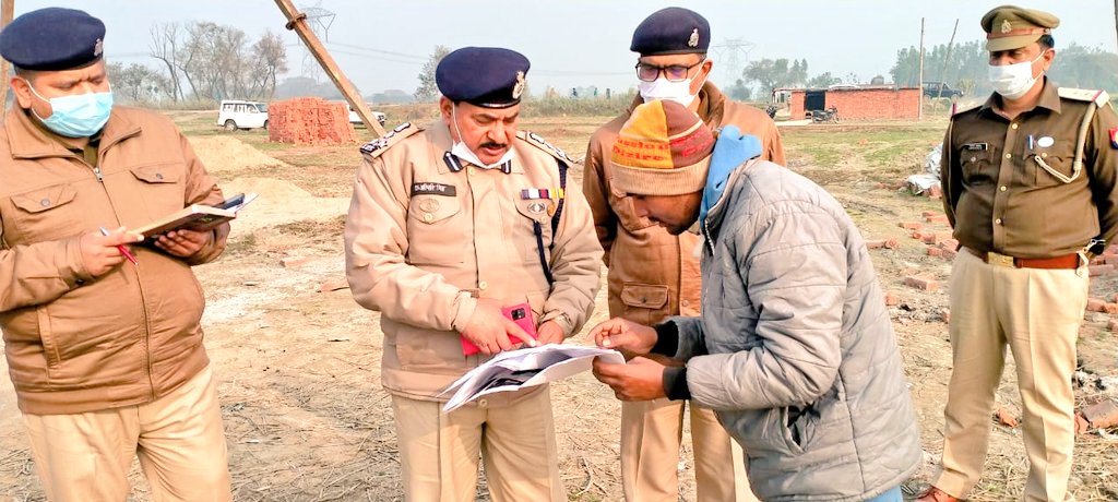 DeoriaPolice's tweet photo. #DIG/SPDeoria द्वारा जनपद मे नवसृजित थाना महुआडीह हेतु निर्माण कार्यों का निरीक्षण करते हुए सम्बन्धित अधिकारी/कर्मचारीगण को उचित दिशा निर्देश दिए गए ।

#UPPolice https://t.co/RuoUrL9O2w