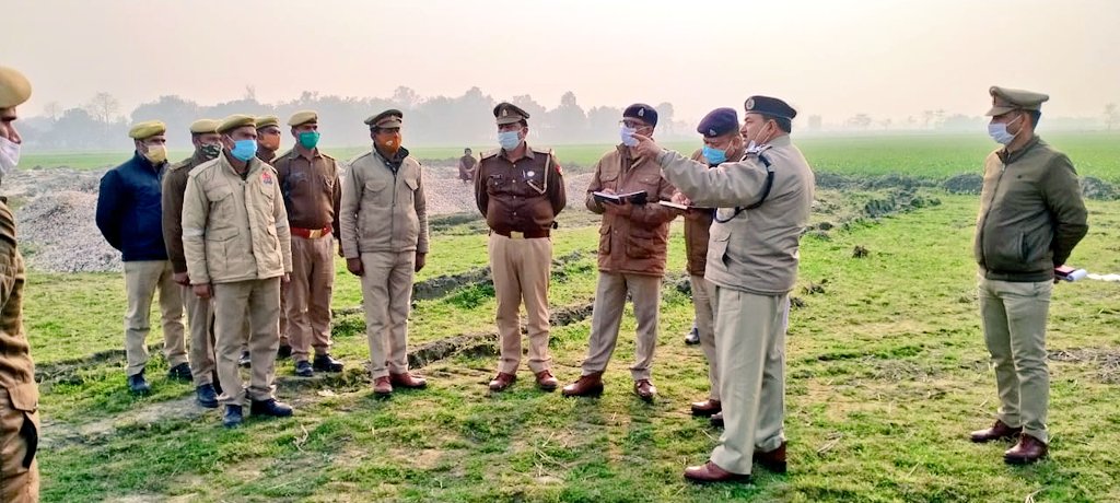 DeoriaPolice's tweet photo. #DIG/SPDeoria द्वारा जनपद मे नवसृजित थाना महुआडीह हेतु निर्माण कार्यों का निरीक्षण करते हुए सम्बन्धित अधिकारी/कर्मचारीगण को उचित दिशा निर्देश दिए गए ।

#UPPolice https://t.co/RuoUrL9O2w