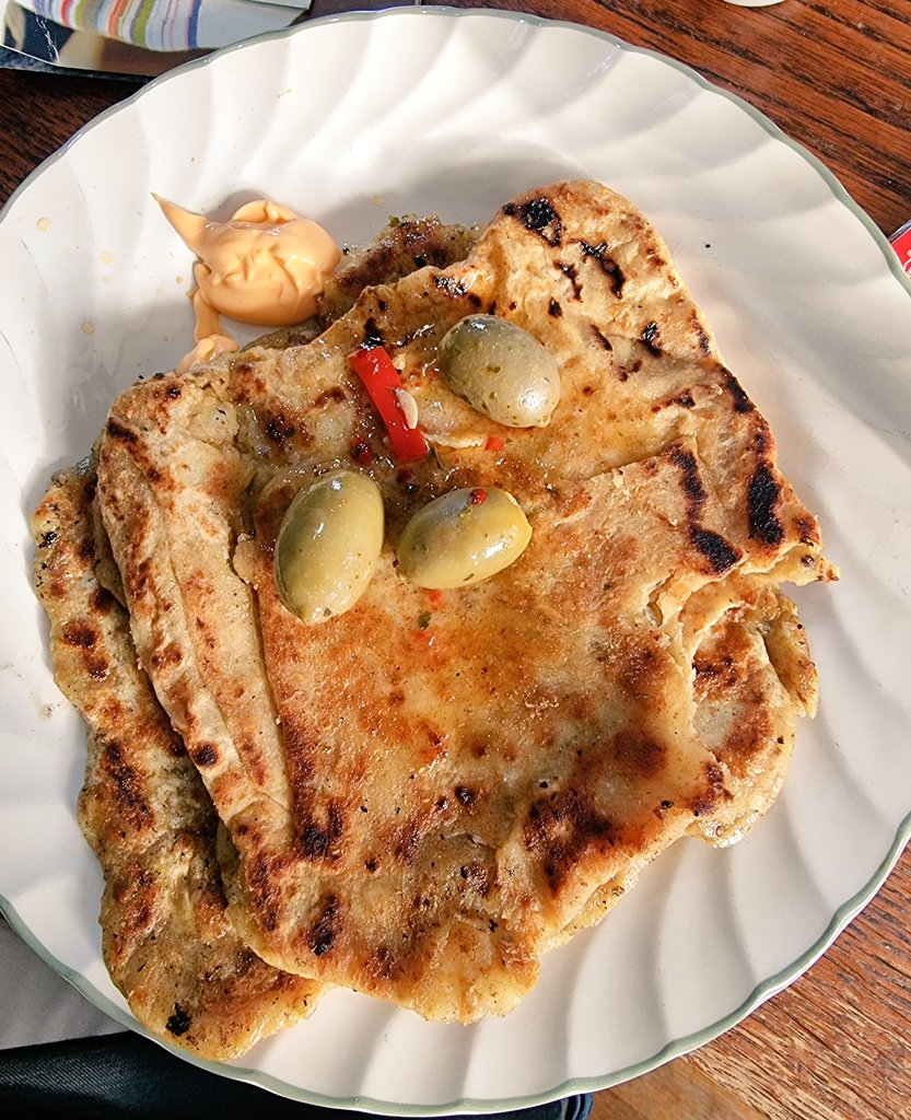 SRDHAIN's tweet image. Late lunch : aloo paronthas , with chilli vegan mayo &amp;amp; stuffed olives 

#lunch #Vegan #parontha #delicious