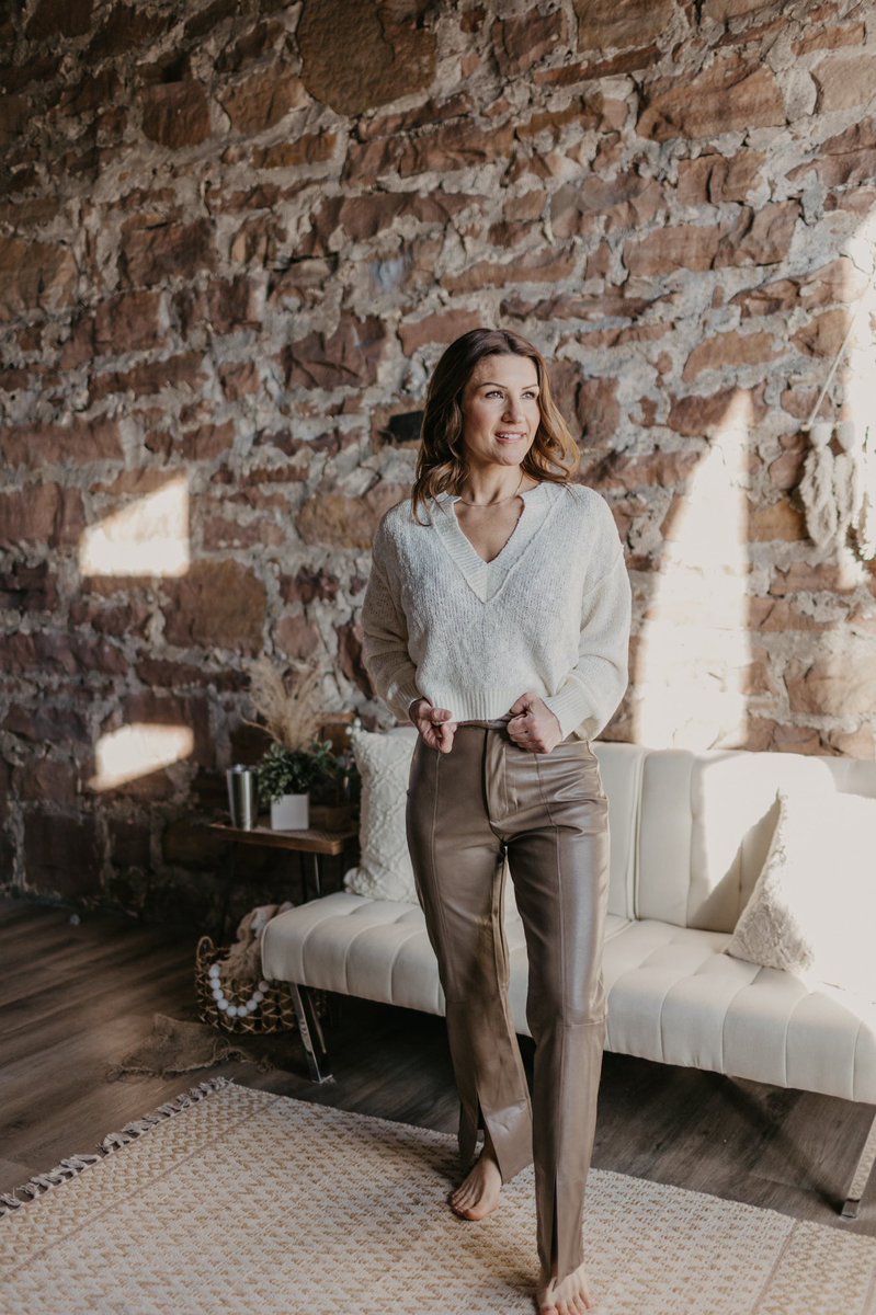 When you see the weekend creeping in 🤎 
#100happydays #aplaceinthesun #TrendingNow #SaturdayMotivation #morning #SouthDakota #online #fashion