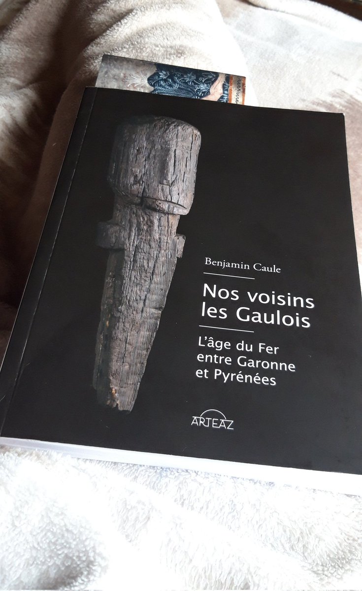 Sofan,mantitakin eta berogailuaren ondoan gustura irakurtzen; hoberena belaunak osatzeko.