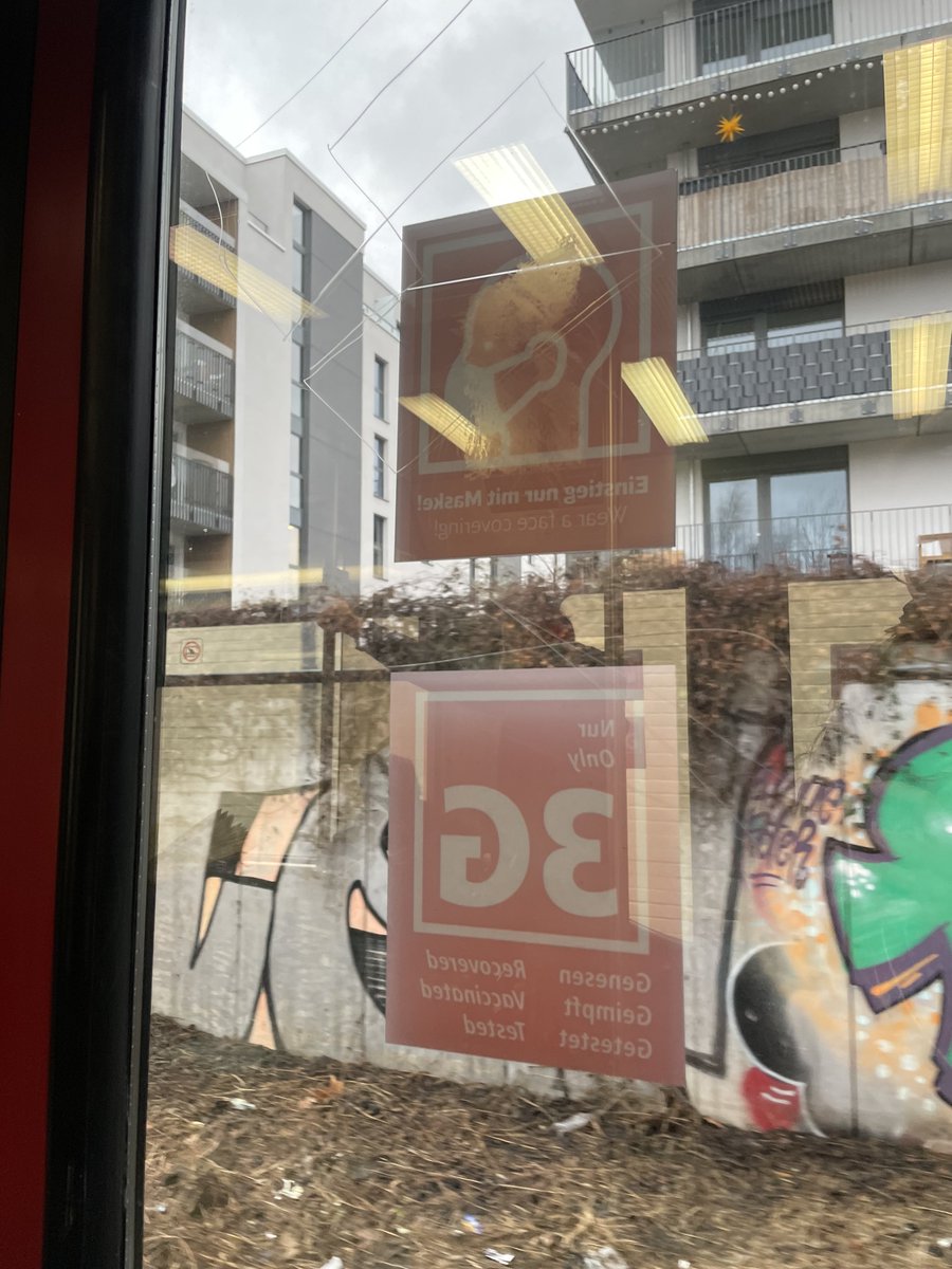 gruenow's tweet photo. @SBahnBerlin Ein Foto habe ich. Man sieht es darauf eher schlecht, aber ich bin sehr darüber erschrocken und wütend. https://t.co/43pWvDlpG2